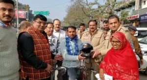 ACCP team distributing helmets